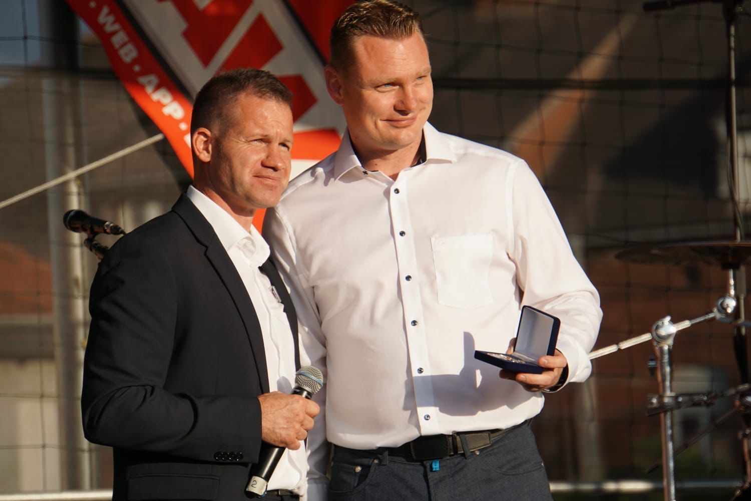 Michèl Olschewski erhielt vom Präsidenten des KVSA, Alexander Löwe, sogar die silberne Ehrennadel.